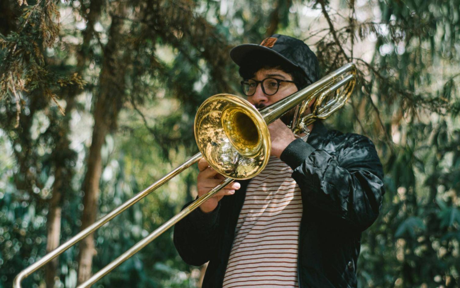 Musicisti durante un workshop pratico con strumenti e attrezzature professionali