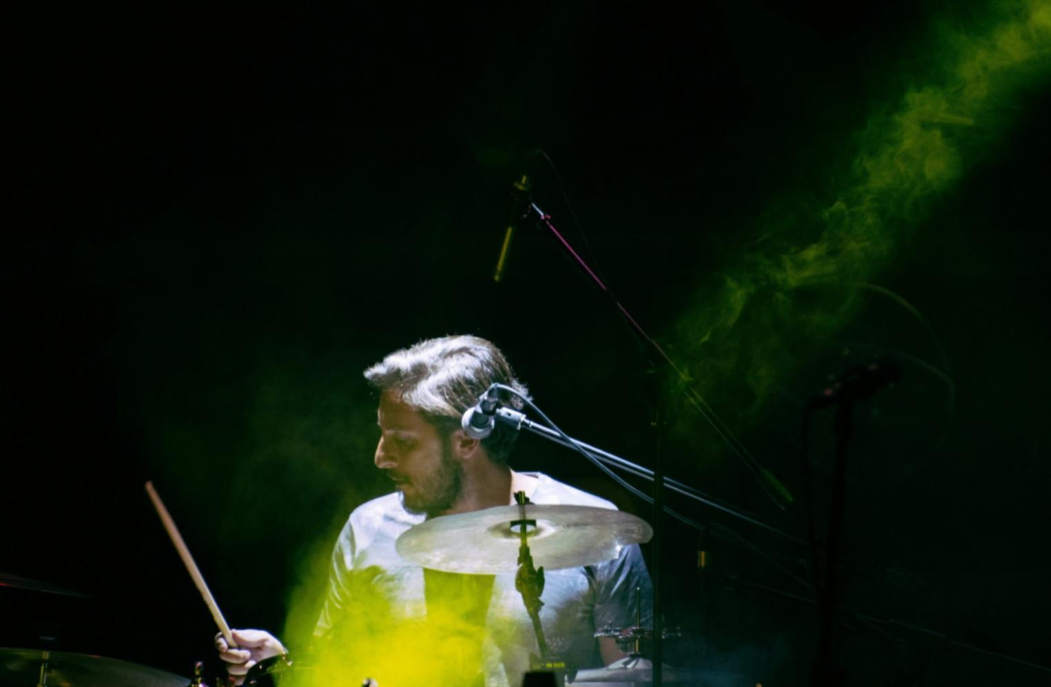 Ambiente di apprendimento moderno con tecnologia musicale avanzata